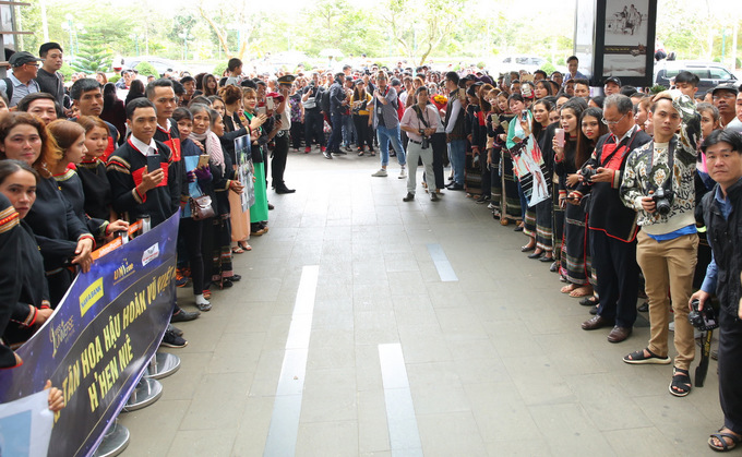 HHen Niê òa khóc khi được người dân Ê đê chào đón ở sân bay